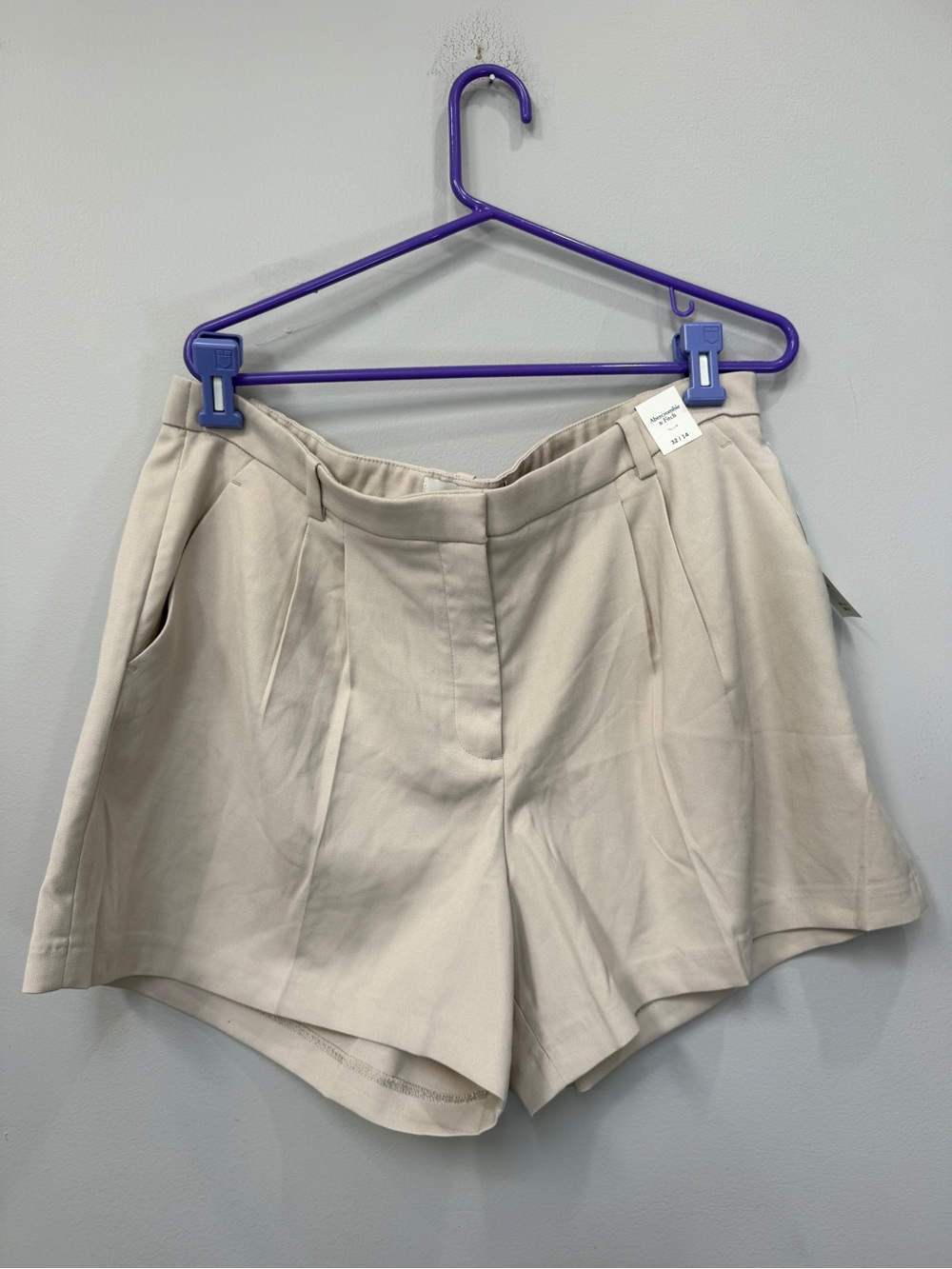 Abercrombie & Fitch Light Beige Pleated Women’s Shorts